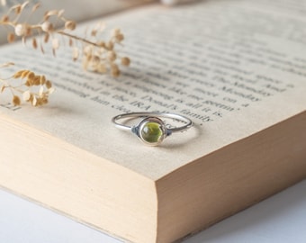 925-zilveren peridotring 'verfrissend', limoengroene kleurring, verkrijgbaar als upgrade naar zorgenring / angstring met kralen/kleine ringen