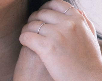 Minimalistische sterlingzilveren ring met hamertextuur 1,5 mm ringringbeschermer