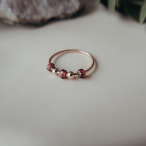 Anillo de plata o oro antiestrés de 14k con granate hesonita y perlas rotativas para aliviar la angustia y el ADHS imagen 1