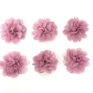 Può includere: Sei decorazioni floreali in tessuto color rosa polvere. Ogni fiore è realizzato in tessuto morbido e stratificato e ha un aspetto arricciato.