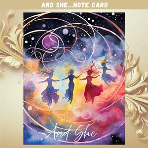 Könnte beinhalten: Eine rechteckige Grußkarte mit einer Aquarellillustration von vier silhouettierten Figuren, die vor einem lebendigen Nebelhintergrund in Violett, Orange und Blau schweben. Der Text AND SHE...NOTE CARD steht oben, And She befindet sich unten.