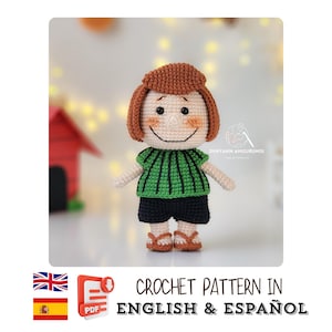 Puede incluir: Muñeca de ganchillo hecha a mano con una cara sonriente, cabello castaño y una gorra marrón. La muñeca viste una camisa a rayas verdes y negras, pantalones cortos negros y sandalias marrones. El texto "CROCHET PATTERN IN ENGLISH & ESPAÑOL" se muestra debajo.