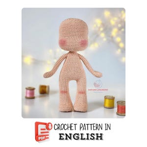 Peut inclure: Poupée crochetée de couleur pêche clair avec des joues roses. La poupée a une tête arrondie, de petits bras et jambes, et est en position debout. Le texte "CROCHET PATTERN IN ENGLISH" est au bas de l'image.