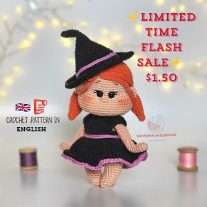 Può includere: Una bambola all'uncinetto con capelli arancioni, che indossa un cappello da strega nero con una fascia viola e un vestito nero con un bordo viola. Il testo recita LIMITED TIME FLASH SALE $1.50, CROCHET PATTERN IN ENGLISH e DUNYANIN AMIGURUMISI.