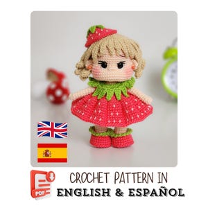 Puede incluir: Muñeca de ganchillo con forma de niña fresa. La muñeca tiene un vestido rojo con lunares blancos, un cuello verde y un sombrero a juego. Tiene pelo rubio y zapatos rojos. El texto "CROCHET PATTERN IN ENGLISH & ESPAÑOL" es visible.