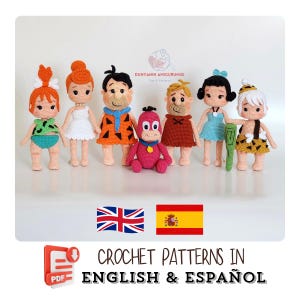 Può includere: Una collezione di bambole all'uncinetto fatte a mano raffiguranti i personaggi della serie animata I Flintstones. Le bambole presentano colori vivaci e abiti dettagliati, tra cui Fred, Wilma, Barney, Betty e Dino. L'immagine include anche il testo "CROCHET PATTERNS IN ENGLISH & ESPAÑOL."
