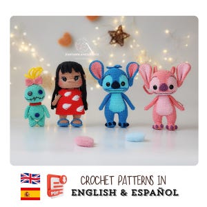 Puede incluir: Cuatro muñecos de ganchillo: una criatura turquesa con pelo amarillo, una niña con un vestido rojo, un extraterrestre azul y un extraterrestre rosa. Los muñecos están hechos a mano y están sobre una superficie blanca. El texto dice "CROCHET PATTERNS IN ENGLISH & ESPAÑOL".