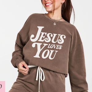 Trendy Christian Sweatshirt Jesus Loves You Sweater Bible Verse Crewneck Aesthetic Womens Faith Apparel Retro Comfort Colors Sweatshirt