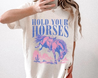 Camiseta Hold Your Horses, camiseta gráfica de vaquera de moda, camiseta divertida de caballos, camiseta retro western, camiseta Comfort Colors Country Concert, camiseta extragrande