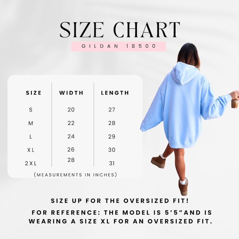 Op de afbeelding: Een lichtblauwe hoodie met een maattabel. De tabel toont de afmetingen in inches voor de maten S tot en met 2XL. Het model draagt maat XL voor een oversized pasvorm. De tekst op de afbeelding luidt "SIZE CHART" en "GILDAN 18500".