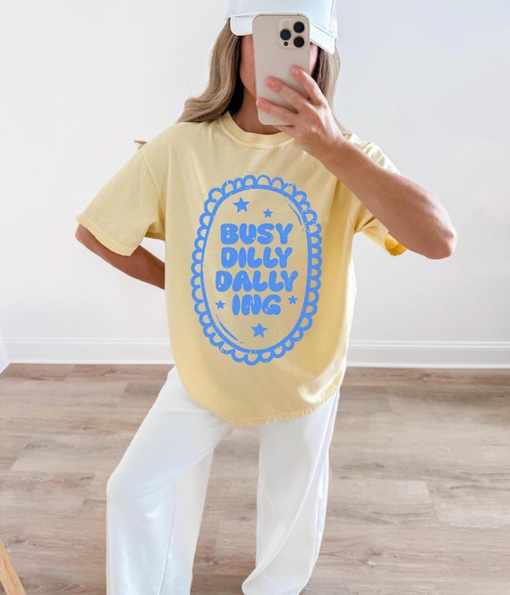 Dilly Dally Shirt Trendy Graphic Tee Retro Oversized Women’s Shirt Aesthetic Comfort Colors Tshirt Preppy