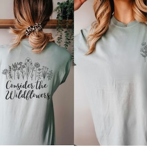 Overweeg het shirt met wilde bloemen Christelijk shirt voor vrouwen Bijbelvers shirt Overweeg wilde bloemen Cadeau voor haar