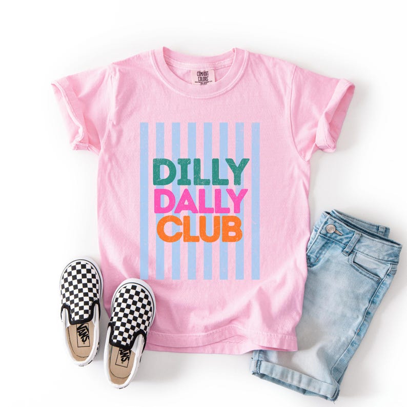 Dilly Dally Club barnskjorta retro randig ungdomströja med grafisk design trendig barnskjorta i bekväma färger söt estetisk sommartröja för flickor bild 1