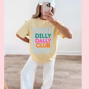 Dilly Dally Club barnskjorta retro randig ungdomströja med grafisk design trendig barnskjorta i bekväma färger söt estetisk sommartröja för flickor Butter