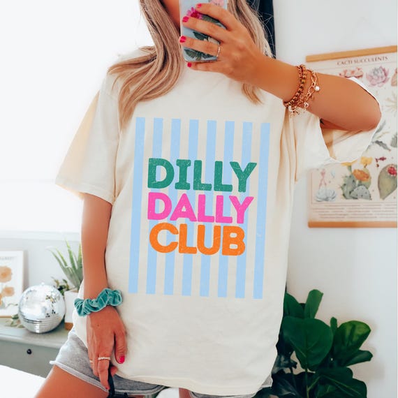 Dilly Dally Club Shirt Trendy Summer Graphic Tee Retro Bright Striped Shirt Comfort Colors Oversized T-Shirt Cute Preppy Aesthetic Tee
