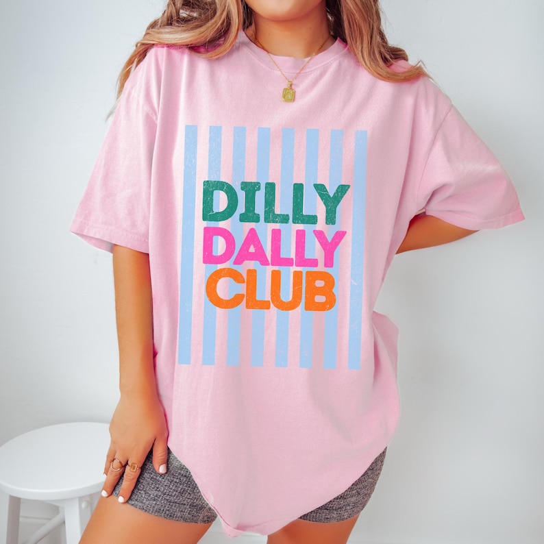 Dilly Dally Club barnskjorta retro randig ungdomströja med grafisk design trendig barnskjorta i bekväma färger söt estetisk sommartröja för flickor Blossom