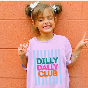 Dilly Dally Club barnskjorta retro randig ungdomströja med grafisk design trendig barnskjorta i bekväma färger söt estetisk sommartröja för flickor Orchid