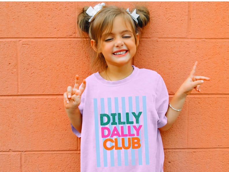 Dilly Dally Club barnskjorta retro randig ungdomströja med grafisk design trendig barnskjorta i bekväma färger söt estetisk sommartröja för flickor Orchid