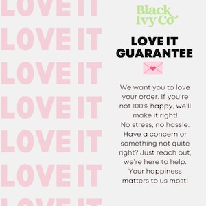 Op de afbeelding: Lichte achtergrond met de woorden "LOVE IT" in een herhalend patroon in roze. De tekst "Black Ivy Co" is groen en "LOVE IT GUARANTEE" is zwart. De tekst belooft klanttevredenheid.