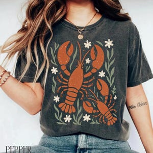Lobster Shirt Retro Comfort Colors Tee Trendy Lobster Tshirt Fisherman Aesthetic Clothes Graphic Tees for Women Nautical Style