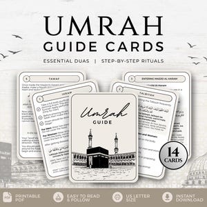 Può includere: Un set di 14 carte guida per l'Umrah con rituali passo dopo passo e dua essenziali. Le carte sono color bianco sporco con testo e illustrazioni in nero, inclusa una carta centrale che raffigura la Kaaba. Il testo include Umrah Guide e 14 Cards.