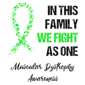 Puede incluir: Cinta verde hecha de corazones con el texto "En esta familia luchamos como uno solo" y "Concientización sobre la distrofia muscular" debajo.