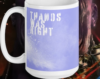 Könnte beinhalten: Weiße Keramiktasse mit helllilafarbenem Hintergrund und dem Text "THANOS WAS RIGHT" in weißen Buchstaben.