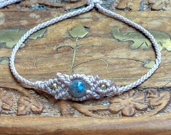 Minimalist macrame bracelet with labradorite and golden brass beads | Festival jewelry | Hippie look | Bohemian jewelry | Indian