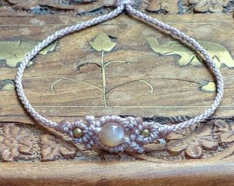 Minimalist macrame bracelet with sunstone and golden brass beads | Festival jewelry | Hippie look | Bohemian jewelry | Indian