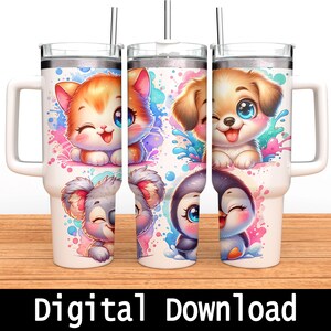 Pu&ograve; includere: Bicchiere bianco con illustrazioni di cartoni animati di un gattino, un cucciolo, un koala e un pinguino, ognuno con schizzi di acquerello colorati. Il bicchiere ha un manico, un coperchio argentato e una cannuccia. Il testo "Digital Download" &egrave; in basso.