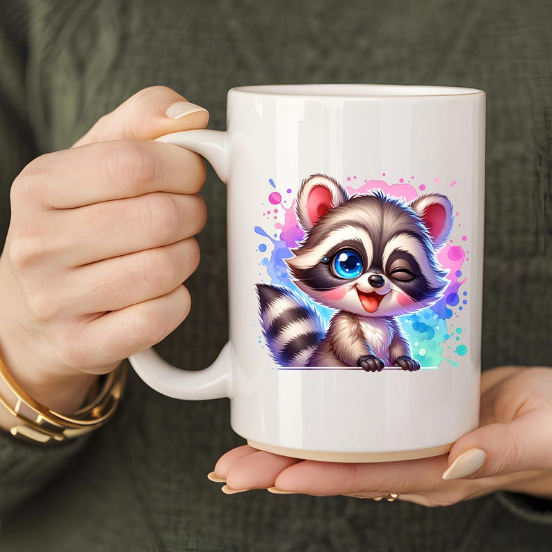 Pu&ograve; includere: Tazza in ceramica bianca con un disegno di procione dei cartoni animati. Il procione ha gli occhi blu e fa l'occhiolino, con la lingua di fuori. Lo sfondo presenta schizzi colorati. La tazza &egrave; tenuta da una persona.