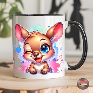 Pu&ograve; includere: Tazza in ceramica bianca con interno e manico neri. La tazza presenta un'illustrazione a cartoni animati di un animale marrone e rosa che fa l'occhiolino e sorride, con grandi occhi blu. Schizzi di vernice colorati in rosa e blu circondano l'animale. La tazza ha il testo "ARTE DIGITAL Designs".