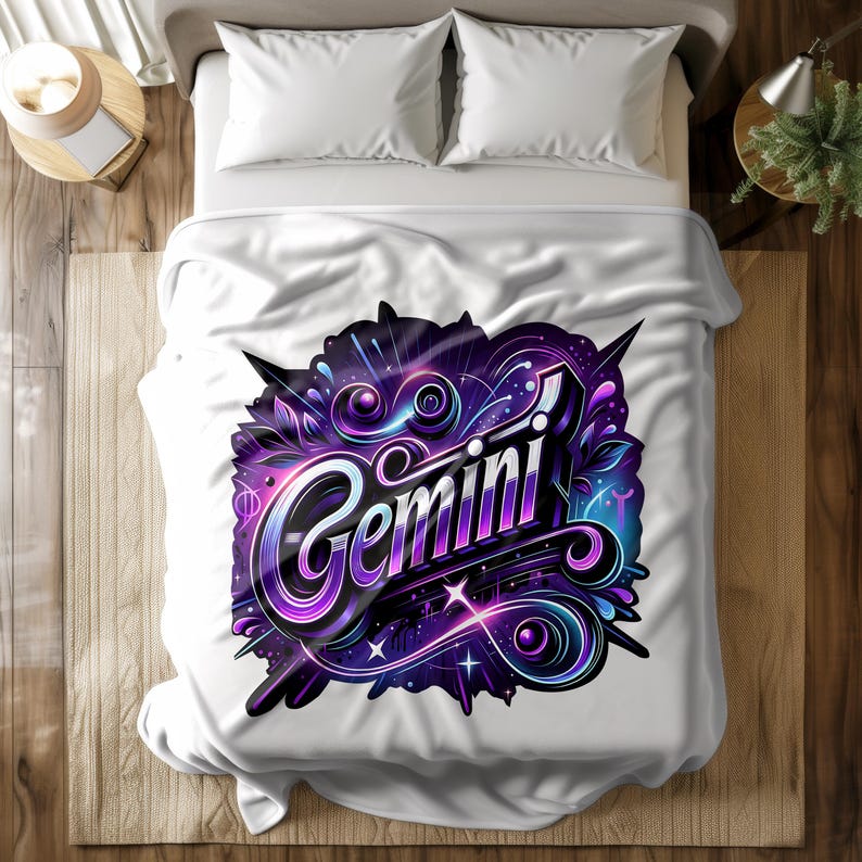 Peut inclure: Une couverture en polaire blanche avec un motif graphique color&eacute; repr&eacute;sentant le mot "Gemini" dans une police de caract&egrave;res stylis&eacute;e. Le motif est sur un fond bleu fonc&eacute; avec des &eacute;toiles et des volutes.