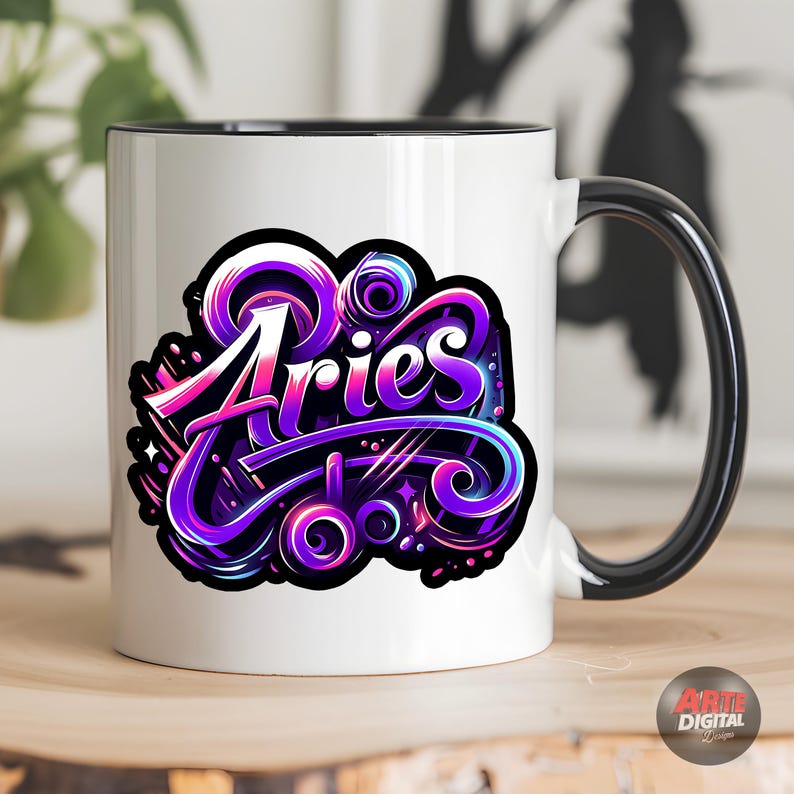 Peut inclure: Une tasse en c&eacute;ramique blanche avec une anse noire. La tasse pr&eacute;sente un motif graphique color&eacute; du mot "Aries" dans une police stylis&eacute;e avec des accents violets, roses et bleus.