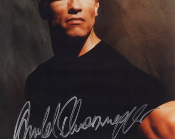 アーノルド・シュワルツェネッガー直筆サイン入り光沢8x10カラー写真