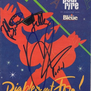 Peut inclure: Une affiche bleue et verte pour le festival d'humour Juste pour rire à Montréal, Québec, Canada. L'affiche présente un personnage de dessin animé rouge avec un trident et le texte "Diablerment fou!" qui se traduit par "Diabolically Fun!" en anglais. L'affiche indique également les dates du festival, du 17 au 28 juillet 1996.