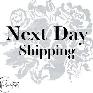 Puede incluir: Un dise&ntilde;o floral blanco con un efecto acuarela gris. El texto "Next Day Shipping" est&aacute; en fuente negra.