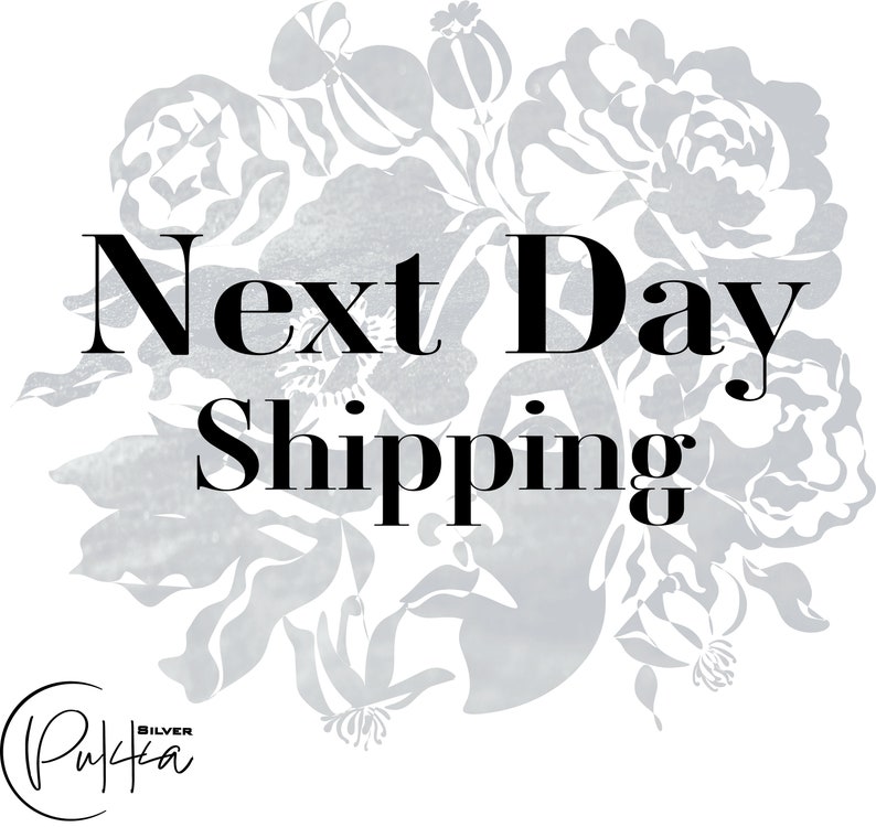 Puede incluir: Un dise&ntilde;o floral blanco con un efecto acuarela gris. El texto "Next Day Shipping" est&aacute; en fuente negra.