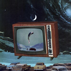 Puede incluir: Un televisor vintage con marco de madera flota en el aire sobre una escena de playa. La pantalla del televisor muestra a una persona buceando en una masa de agua. La escena de playa incluye una luna creciente, estrellas y varios coches aparcados en la playa.