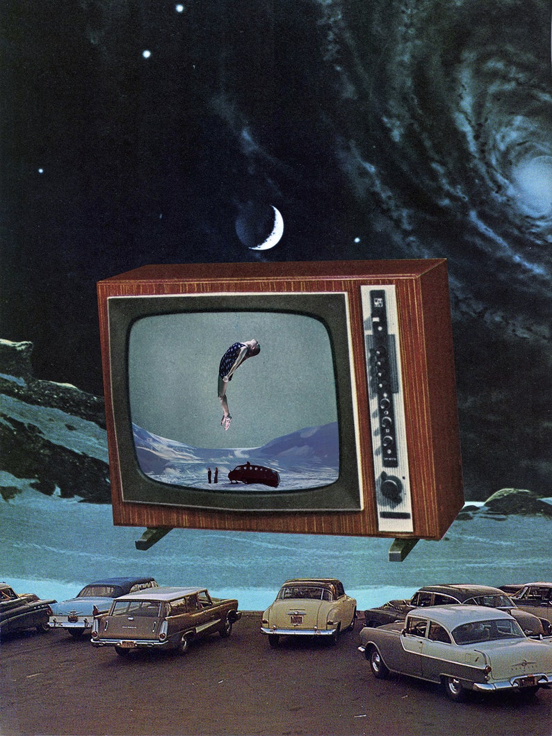 Puede incluir: Un televisor vintage con marco de madera flota en el aire sobre una escena de playa. La pantalla del televisor muestra a una persona buceando en una masa de agua. La escena de playa incluye una luna creciente, estrellas y varios coches aparcados en la playa.