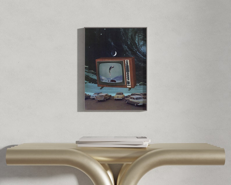 Puede incluir: Un televisor vintage con un pez saltando fuera de la pantalla, flotando sobre una fila de coches contra un cielo estrellado.