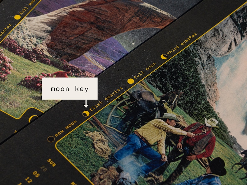 Pu&ograve; includere: Una pagina di calendario con una fotografia in stile vintage di persone in abbigliamento western all'aperto. Il bordo nero include una legenda lunare gialla con etichette per luna nuova, primo quarto, luna piena e ultimo quarto.