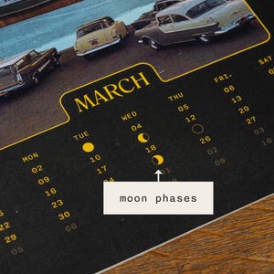 Pu&ograve; includere: Una pagina di calendario da parete per marzo con una fotografia vintage di auto d'epoca in alto. La griglia del calendario &egrave; stampata in giallo su sfondo nero, mostrando giorni della settimana, date e icone delle fasi lunari con il testo moon phases.