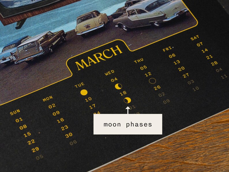 Pu&ograve; includere: Una pagina di calendario da parete per marzo con una fotografia vintage di auto d'epoca in alto. La griglia del calendario &egrave; stampata in giallo su sfondo nero, mostrando giorni della settimana, date e icone delle fasi lunari con il testo moon phases.