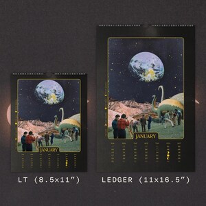 Pu&ograve; includere: Due calendari da parete neri per gennaio con un collage surreale di un pianeta in un cielo stellato sopra un paesaggio con dinosauri e persone. Il pi&ugrave; piccolo &egrave; etichettato LT (21,6x27,9 cm) e il pi&ugrave; grande LEDGER (27,9x41,9 cm).