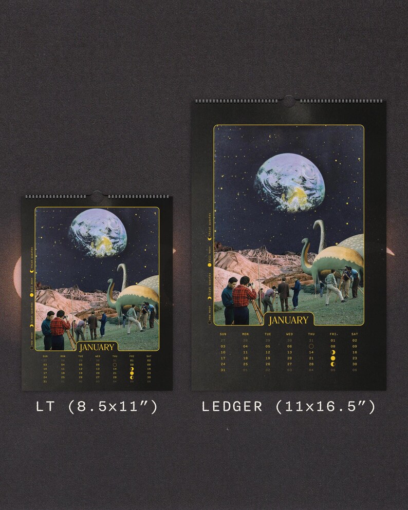 Pu&ograve; includere: Due calendari da parete neri per gennaio con un collage surreale di un pianeta in un cielo stellato sopra un paesaggio con dinosauri e persone. Il pi&ugrave; piccolo &egrave; etichettato LT (21,6x27,9 cm) e il pi&ugrave; grande LEDGER (27,9x41,9 cm).