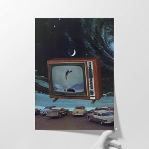 Puede incluir: Un televisor vintage con un dise&ntilde;o retro, que muestra a una persona buceando en un cuerpo de agua. El televisor est&aacute; situado contra un cielo azul oscuro con estrellas y una luna creciente. Varios coches antiguos est&aacute;n aparcados delante del televisor, creando una escena surrealista.