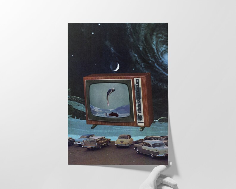 Puede incluir: Un televisor vintage con un dise&ntilde;o retro, que muestra a una persona buceando en un cuerpo de agua. El televisor est&aacute; situado contra un cielo azul oscuro con estrellas y una luna creciente. Varios coches antiguos est&aacute;n aparcados delante del televisor, creando una escena surrealista.