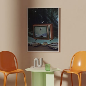 Puede incluir: Un televisor de estilo vintage con una imagen retro de un pez saltando fuera del agua. El televisor flota en el aire sobre una escena de coches conduciendo por una carretera. La imagen est&aacute; enmarcada y colgada en una pared.