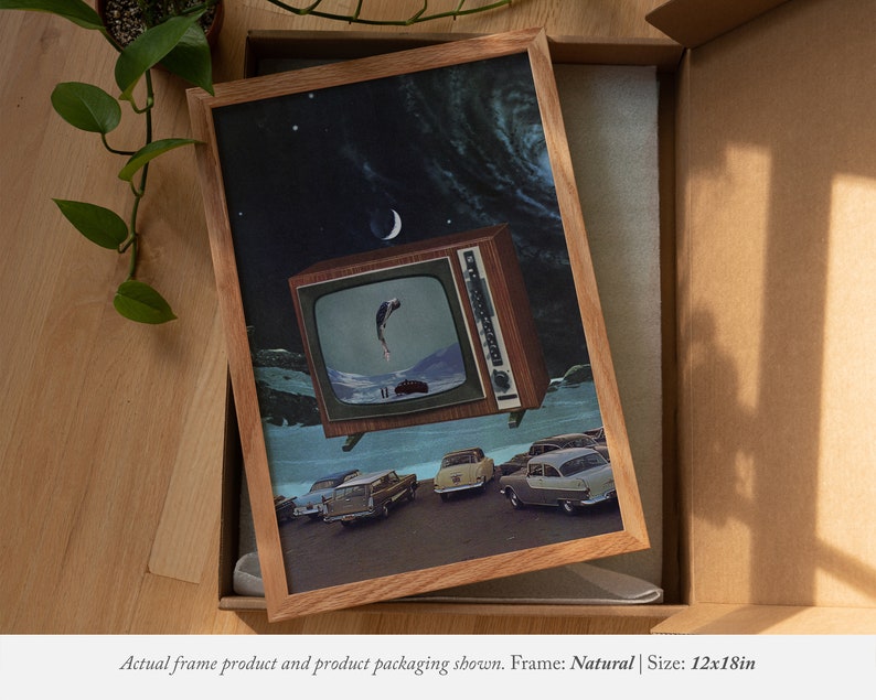 Puede incluir: Una impresi&oacute;n enmarcada de un collage surrealista que presenta un televisor vintage flotando en un cielo nocturno con una luna creciente. La pantalla del televisor muestra un pez saltando fuera del agua. La impresi&oacute;n est&aacute; enmarcada en un marco de madera natural y mide 30,5x45,7 cm.